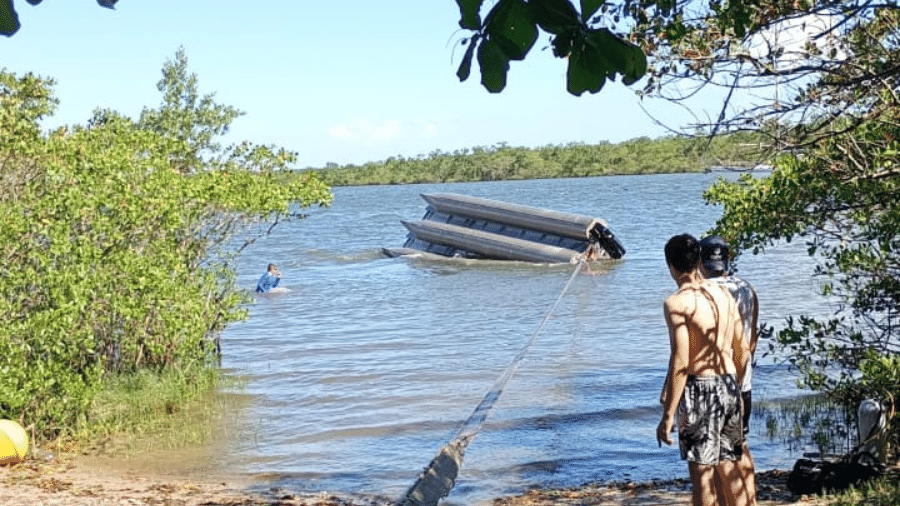 Catamarã vira no litoral de Santa Catarina  - Reprodução/Corpo de Bombeiros de Santa Catarina 