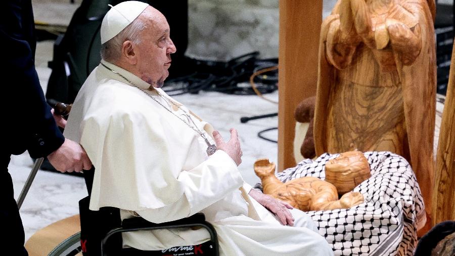 Papa Francisco visita o presépio em que Jesus aparece embalado em um lenço palestino