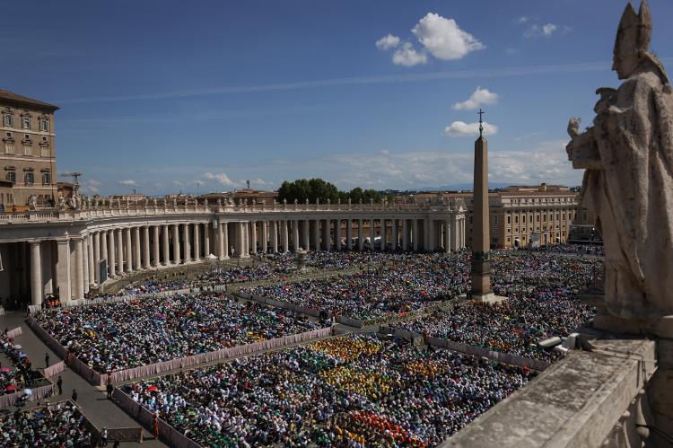 Milhares de pessoas lotam a praça de São Pedro para missa no dia seguinte ao funeral do papa Francisco Milhares de pessoas lotam a praça de São Pedro para missa no dia seguinte ao funeral do papa Francisco