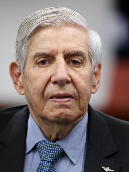 Defesa diz ao STF que Alzheimer de Heleno foi diagnosticado em 2025