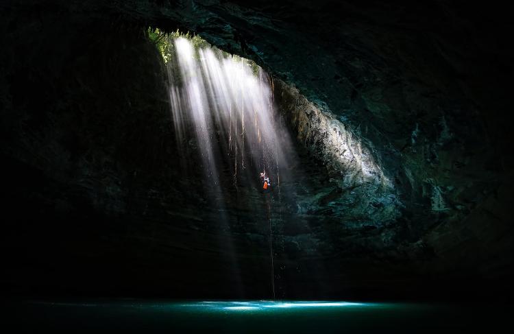 Para chegar ao poço, é preciso realizar descida com rapel; claraboia de entrada fica a 30 metros acima do espelho d'água Para chegar ao poço, é preciso realizar descida com rapel; claraboia de entrada fica a 30 metros acima do espelho d'água