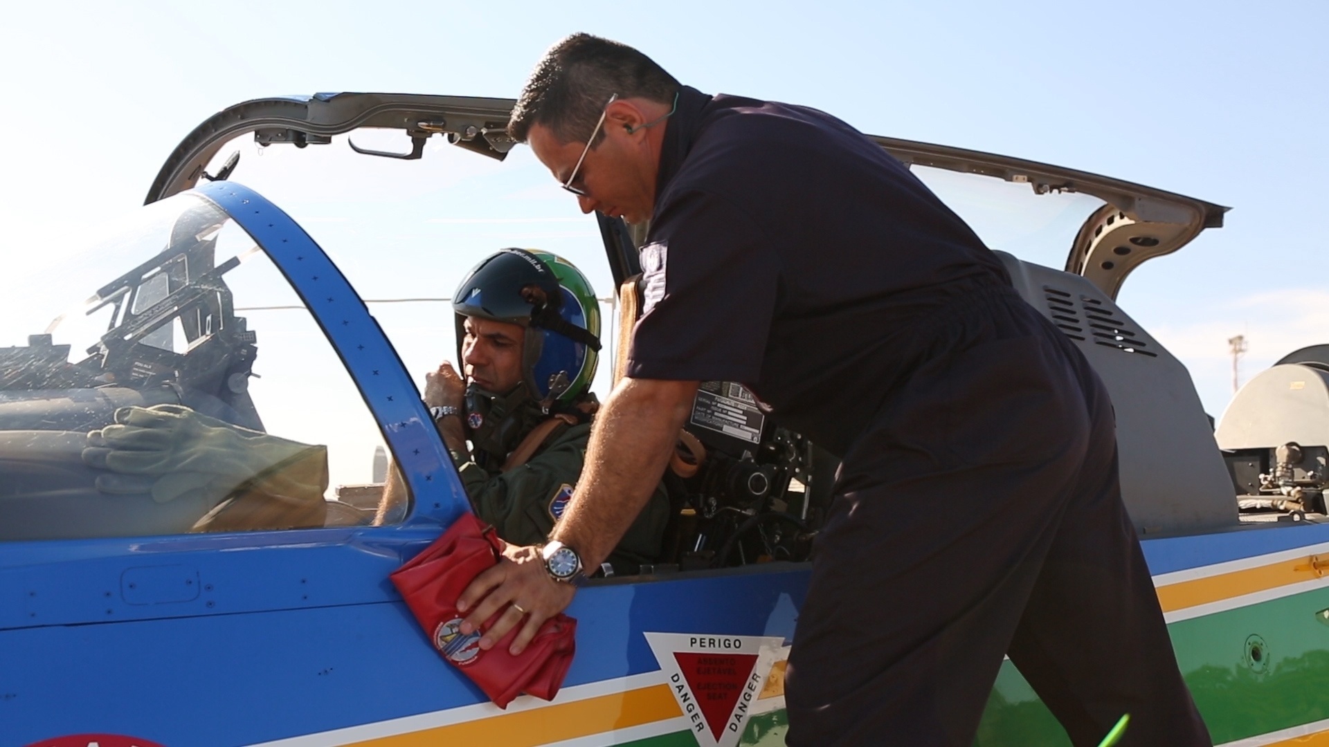 4.ago.2015 - Mecânico confere ajustes em aeronave da Esquadrilha da Fumaça antes de apresentação em Porto Ferreira (SP) - Ugo Soares/TV UOL
