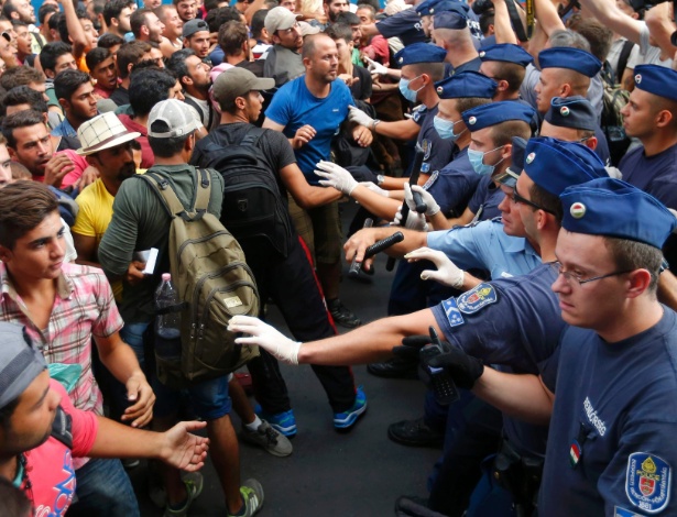 Policiais barram imigrantes em estação de trem em Budapeste, nesta terça-feira (1º) - Laszlo Balogh/Reuters