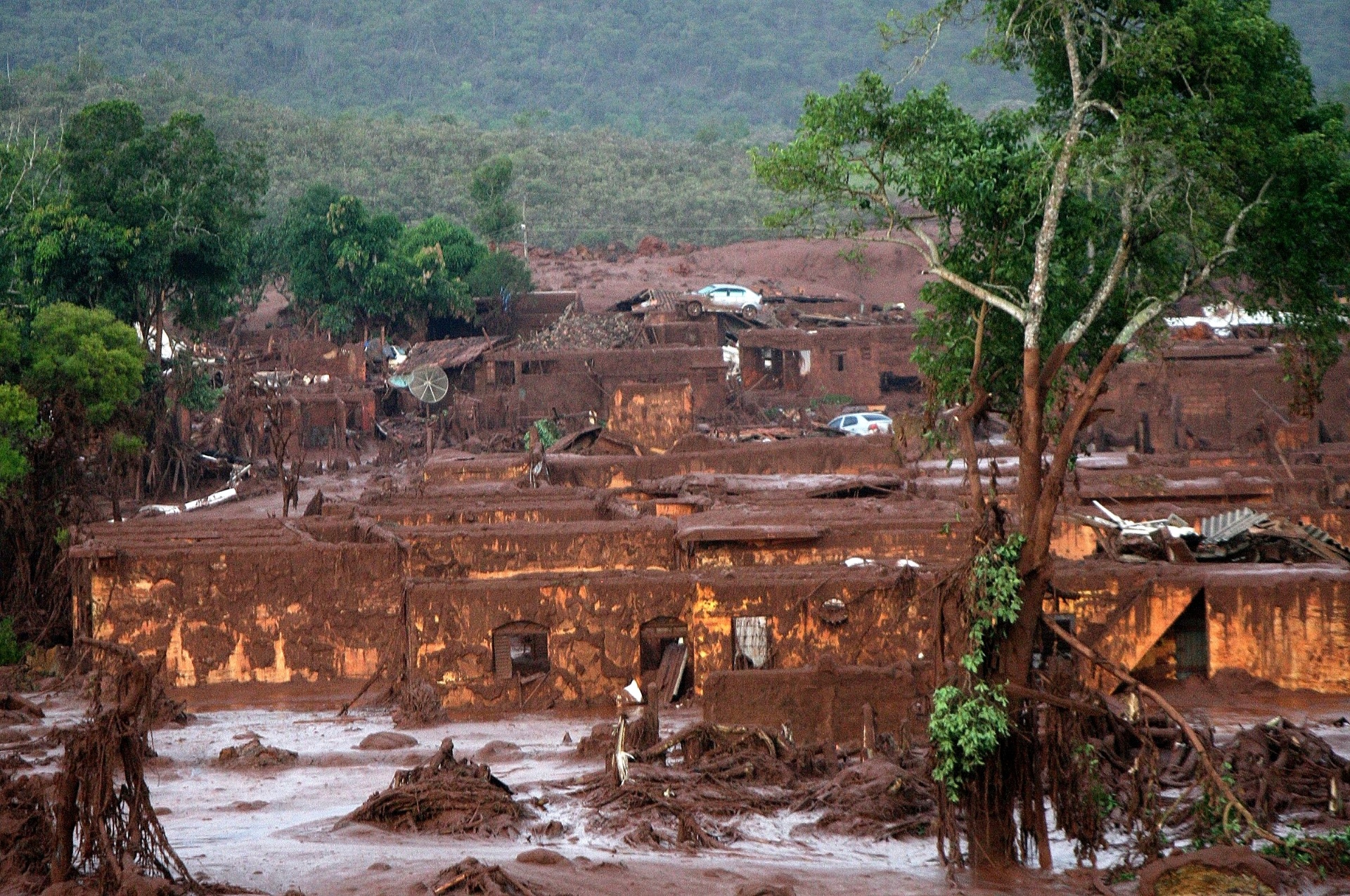 Resultado de imagem para barragem de mariana