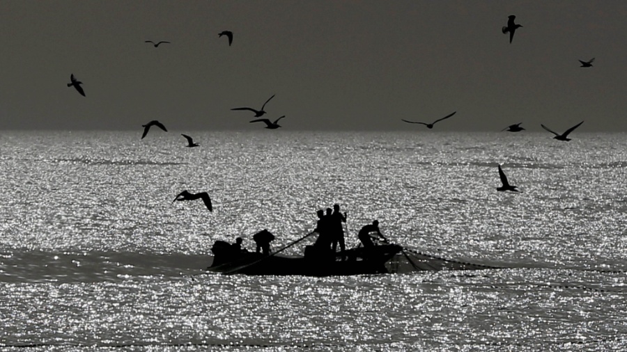 9.nov.2015 - Pescadores palestinos no mar ao largo da cidade de Gaza, na Faixa de Gaza - Mohammed Saber/EPA/EFE