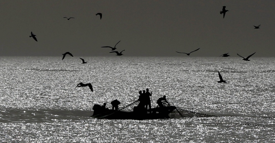 9.nov.2015 - Pescadores palestinos no mar ao largo da cidade de Gaza, na Faixa de Gaza