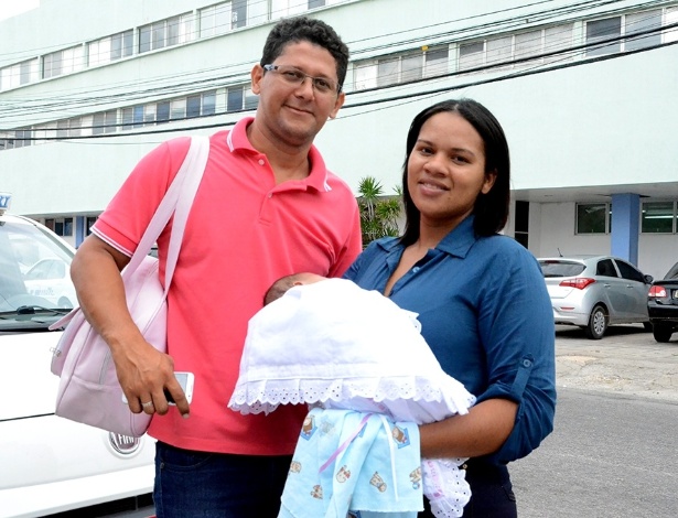 Tiago Santos, 32, e Liliane da Silva, 23, saíram da fazenda onde moram em Coruripe e fizeram o exame na pequena Ester  - Beto Macário/UOL
