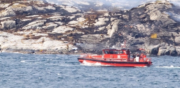 Equipes de resgate trabalham no local da queda do helicóptero - Scanpix/Bergens Tidende/Reuters
