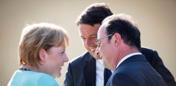 A chanceler (premiê) alemã (esq), Angela Merkel, conversa com o presidente francês (dir), François Hollande, e o premiê italiano, Matteo Renzi (centro), em Ventotene, na Itália - Bundesregierung/Guido Bergmann/Divulgação