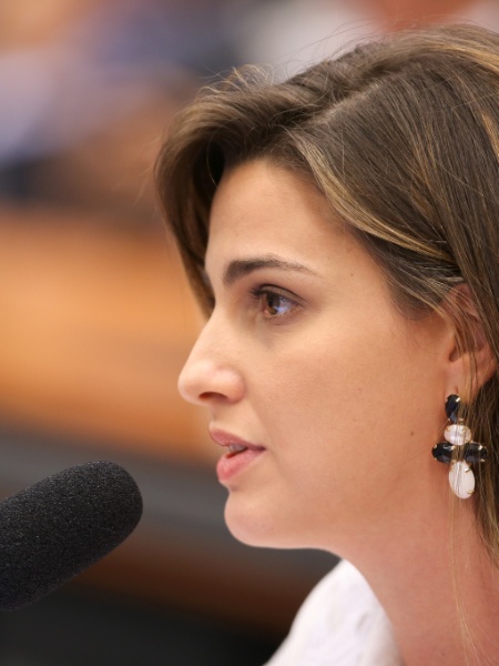 12.mar.2015 - Deputada Clarissa Garotinho discursa durante sessão da CPI da Petrobras - Sérgio Lima / Folhapress
