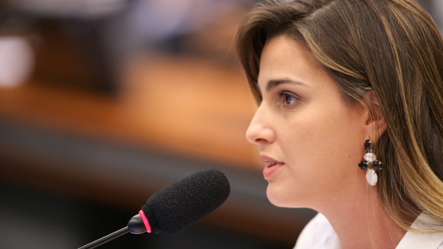 12.mar.2015 - Deputada Clarissa Garotinho discursa durante sessão da CPI da Petrobras - Sérgio Lima / Folhapress