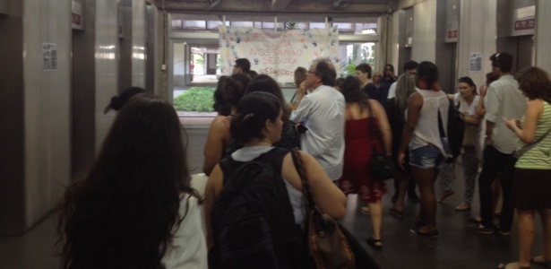 Alunos fazem fila para acessar os elevadores do prédio central da Uerj - Carolina Farias/UOL