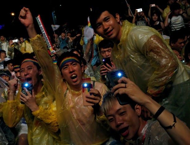 24.mai.2017 - Simpatizantes comemoram a aprovação do casamento gay em Taipé, Taiwan - Tyrone Siu/Reuters