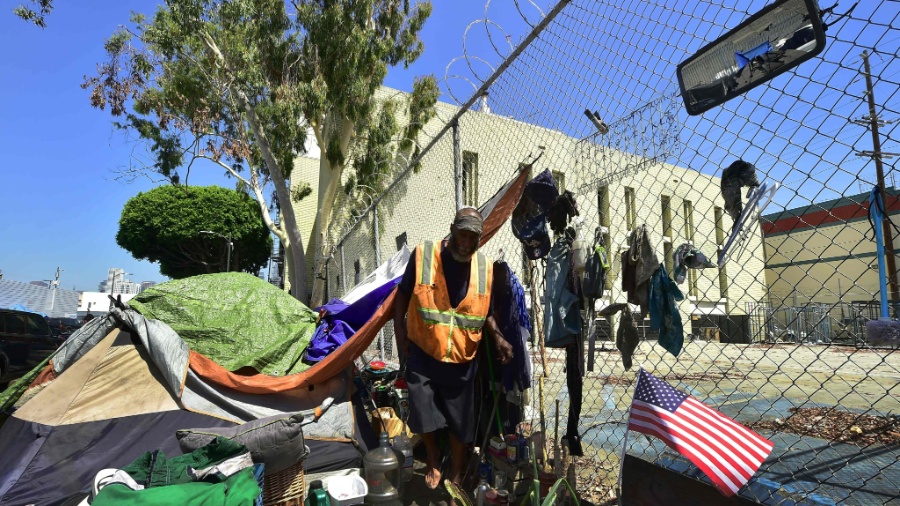 Sem-teto em barraca no centro de Los Angeles  - Frederic J. Brown/AFP