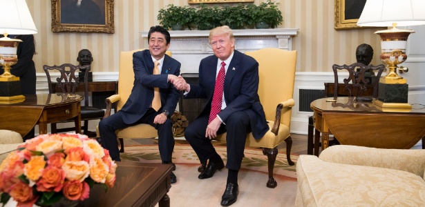 10.fev.2017 - O primeiro-ministro japonês Shinzo Abe (esq.) e o presidente americano Donald Trump durante encontro na Casa Branca, em Washington - Doug MIlls/The New York Times