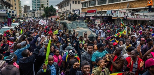 Na capital, Harare, milhares de pessoas foram às ruas exigindo a saíde de Mugabe - Jekesai Njikizana/AFP