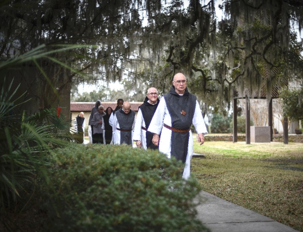 Monges trapistas caminham pelo mosteiro de Mepkin, na Carolina do Sul - Stephen Hiltner/The New York Times