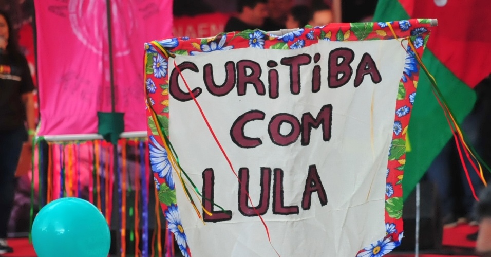 28.mar.2018 - Partidários em defesa do ex-presidente Luiz Inácio Lula da Silva (PT), se reúnem na Praça Santos Andrade, para acompanhar o discurso do político, na cidade de Curitiba (PR), nesta quarta-feira.