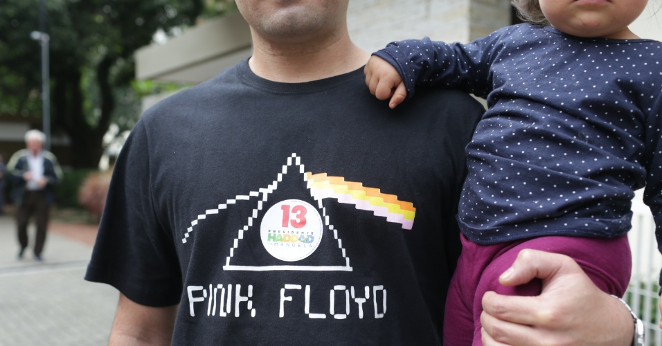 Eleitor de Fernando Haddad (PT) veste camiseta da banda Pink Floyd em apoio ao candidato no Mackenzie, região central de São Paulo. Roger Water, um dos fundadores da banda, chamou o presidenciável Jair Bolsonaro (PSL) de fascista de forma indireta, durante shows da sua turnê pelo país