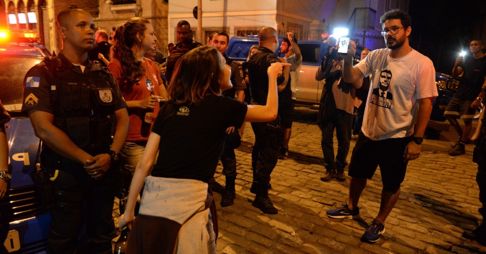 28.out.2018 - Um pequeno grupo de apoiadores do presidente eleito, Jair Bolsonaro (PSL), entrou em confronto com frequentadores da Praça São Salvador, no Rio de Janeiro