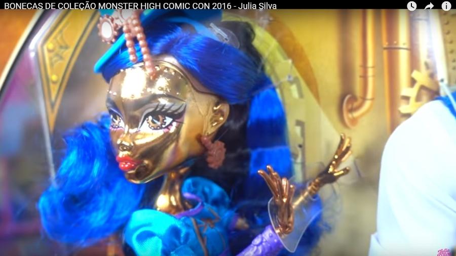Captura de tela de vídeo do canal da youtuber mirim Julia Silva com as bonecas Monster High - Reprodução/YouTube Julia Silva