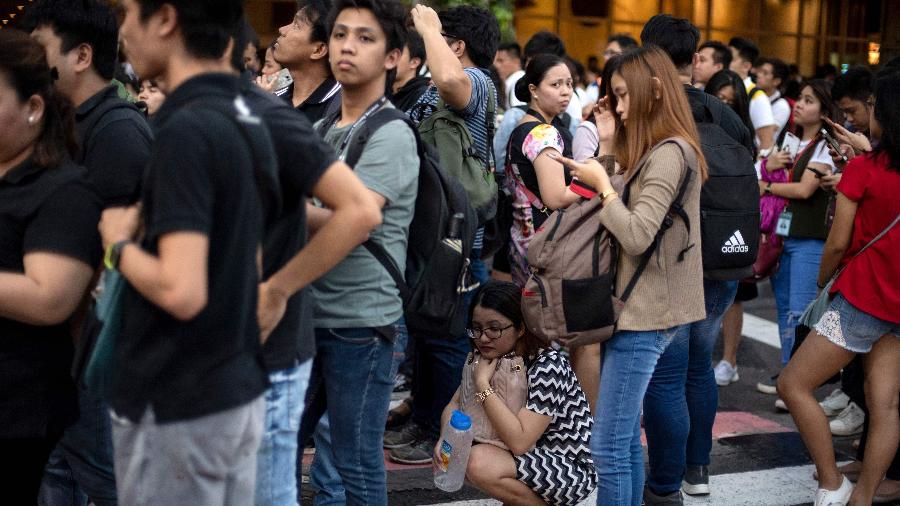 22.abr.2019 - Filipinos foram levados para espaços abertos em Manila depois que um terremoto de 6,3 de magnitude atingiu o país - Noel Celis/AFP