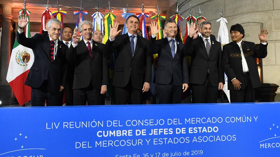 17.jul.2019 - O presidente Jair Bolsonaro ao lado de outros presidentes em Cúpula do Mercosul, na Argentina - Xinhua/Luis Cetraro/TELAM