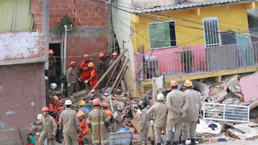 12.ago.2019 - Casa desaba em Curicica, na zona oeste do Rio de Janeiro; bombeiros isolaram a área - Jose Lucena/Futura Press/Estadão Conteúdo
