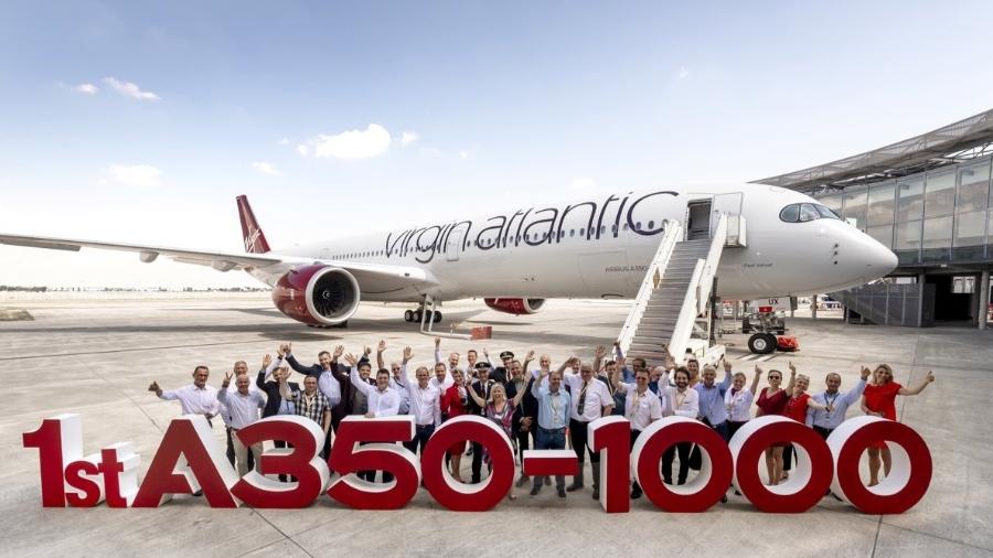 Equipe comemora a entrega do primeiro A350-1000 à Virgin Atlantic, batizado de Red Velvet - Divulgação/Virgin Atlantic