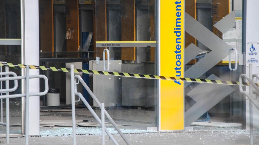 Agência do Banco do Brasil no Grajaú ficou destruída após criminosos explodirem caixas eletrônicos no interior do prédio - Adeleke Anthony Fote/The News S2/Estadão Conteúdo
