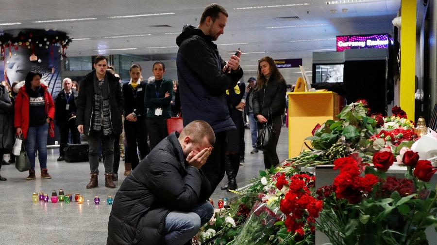 Familiares de membros da tripulação que estava no boeing 737-800, que caiu no Irã, lamentam acidente em memorial no aeroporto de Kiev, na Ucrânia - Valentyn Ogirenko/Reuters
