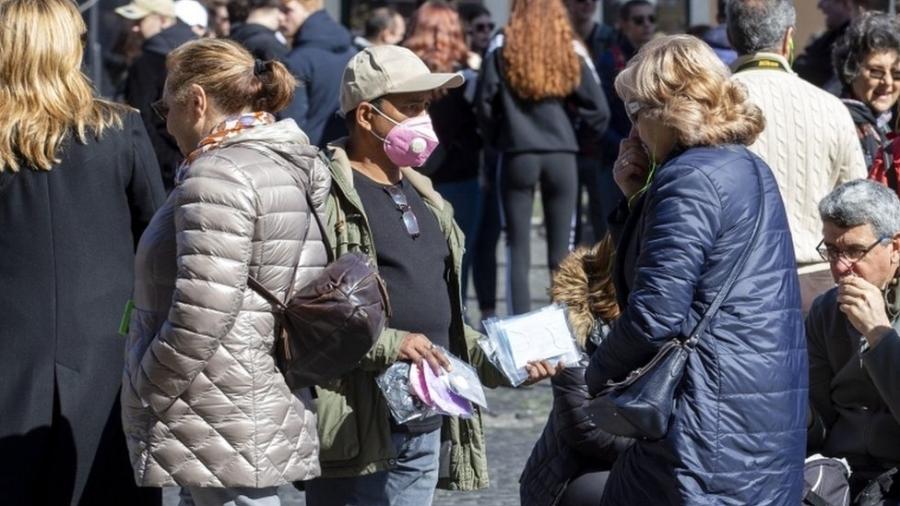 Vendedor irregular de máscaras em Roma na terça-feira - EPA