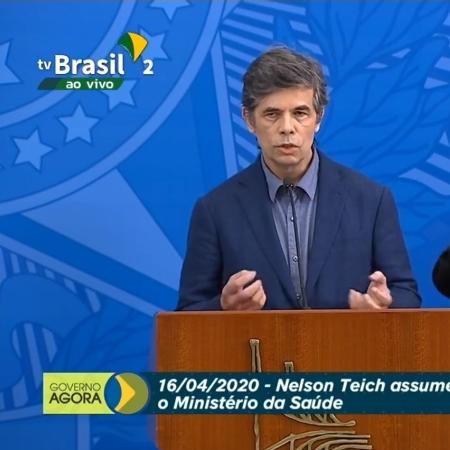 O novo ministro da Saúde, Nelson Teich, em seu primeiro discurso ao lado de Bolsonaro, no Planalto - Reprodução/TV Brasil