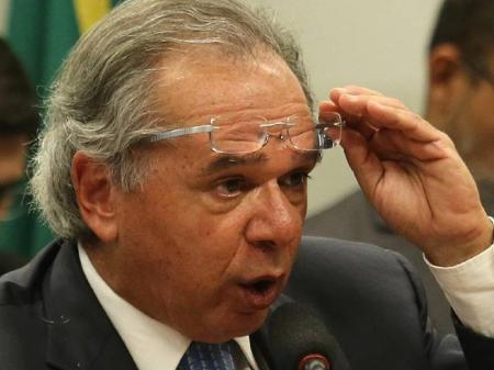 paulo-guedes-retira-os-oculos-para-fixar-o-olhar-num-ponto-distante-1589113899204_v2_450x337.jpg