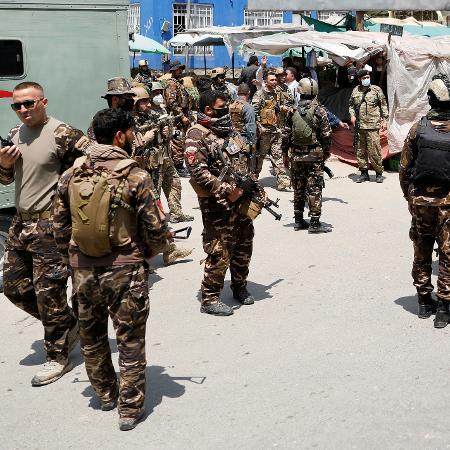 Forças de segurança do Afeganistão do lado de fora de hospital sob ataque em Cabul - MOHAMMAD ISMAIL