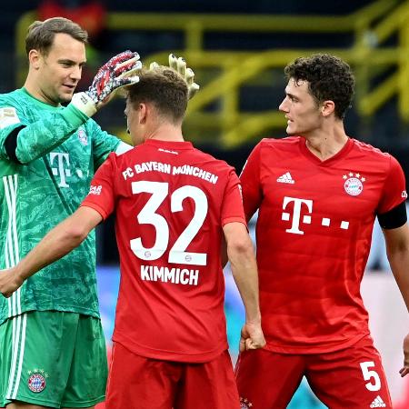 Goleiro do Bayern de Munique, Manuel Neuer, comemora vitória sobre o Dortmund com companheiros Joshua Kimmich e Benjamin Pavard - POOL