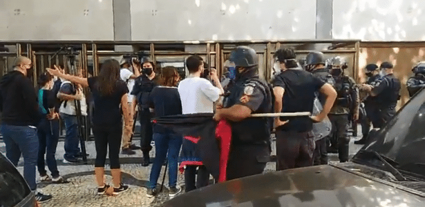 PM dispersa com bombas de gás manifestantes anti-Bolsonaro em Copacabana