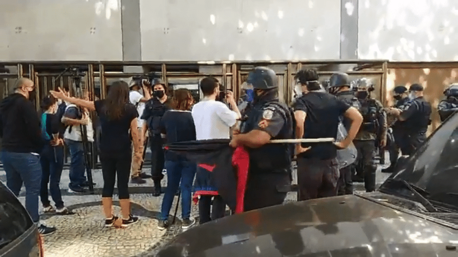 Manifestantes anti-Bolsonaro abordados pela PM em Copacabana - Reprodução de vídeo