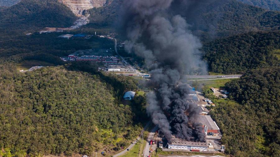 Incêndio atinge fábrica na zona norte de Joinville, em Santa Catarina - RODRIGO PHILIPPS/FUTURA PRESS/FUTURA PRESS/ESTADÃO CONTEÚDO