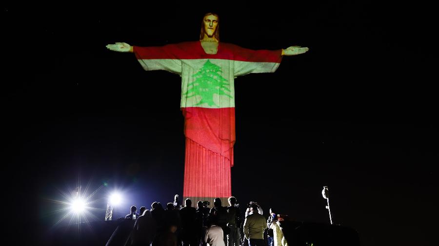 O monumento ao Cristo Redentor, no Rio de Janeiro, recebe iluminação especial com as cores da bandeira do Líbano - André Melo Andrade/MyPhoto Press/Estadão Conteúdo