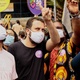 29 set. 2020: Guilherme Boulos (PSOL) em caminhada no bairro de Guaianases, na zona leste da capital - Reprodução/Twitter