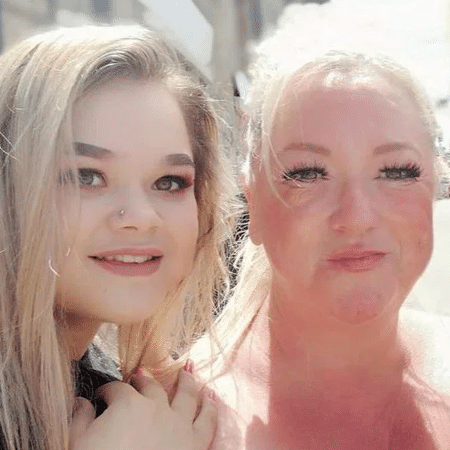 Rita Hole com a sua filha Shakira, de 15 anos, que morreu de overdose no Reino Unido - Reprodução