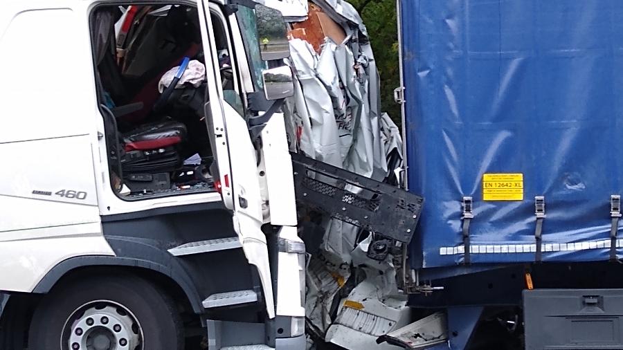 Van ficou destruída ao ser prensada por dois caminhões na Inglaterra; motorista saiu sem ferimentos - 2.out.2020 - Reprodução/Twitter/LeicsSpecials