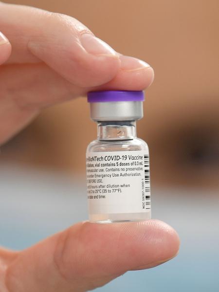 Vacina da Pfizer em laboratório de Cardiff, no País de Gales - JUSTIN TALLIS / various sources / AFP