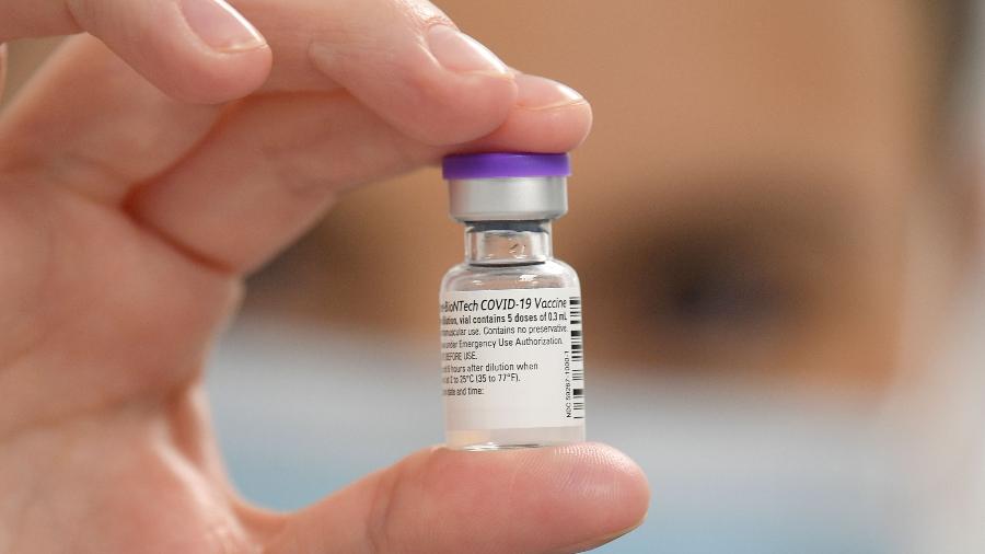Vacina da Pfizer em laboratório de Cardiff, no País de Gales - JUSTIN TALLIS / various sources / AFP