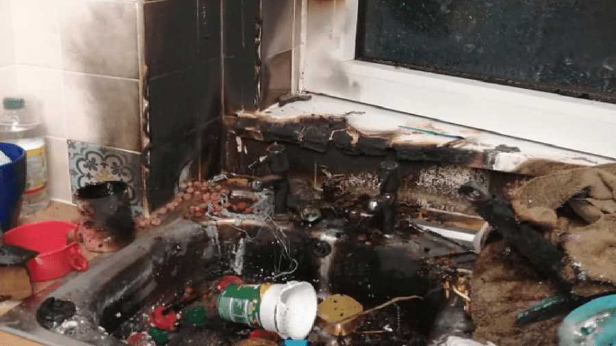 Granada explodiu na pia da cozinha após ser cutucada por um alfinete - Reprodução/Facebook/Jodie Crews