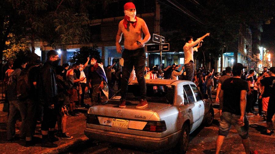 05.mar.2021 - Protestantes tomam as ruas de Assunção, no Paraguai, contra o presidente  Mario Abdo Benítez - REUTERS/Cesar Olmedo