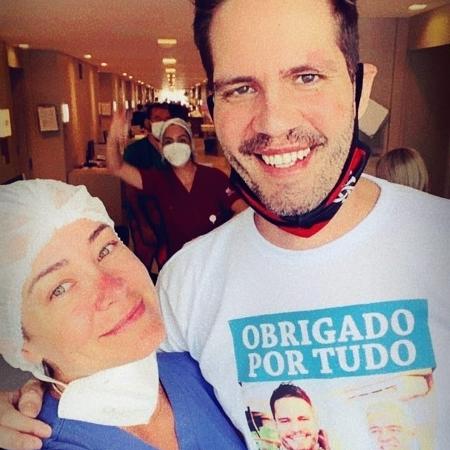 O jornalista Diego Freire, assessor do senador Major Olimpio, deixou o hospital na sexta-feira (9); na foto, ele aparece com a fisioterapeuta Gisele Ramos - 9.abr.2021 - Arquivo Pessoal
