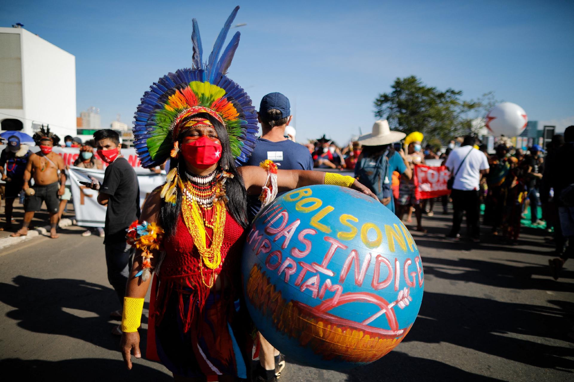 Indígenas brasileiros de diferentes etnias participam do protesto em Brasília - SERGIO LIMA / AFP