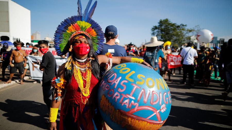 Indígenas brasileiros de diferentes etnias participam do protesto em Brasília - SERGIO LIMA / AFP